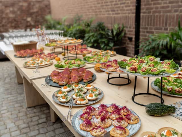 Uppdukad mat på ett långbord