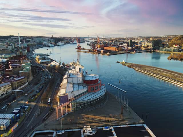 Vy över Göteborgs opera och hamnen.