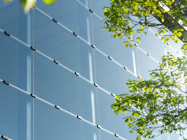 Vy över motorväg med lastbil.