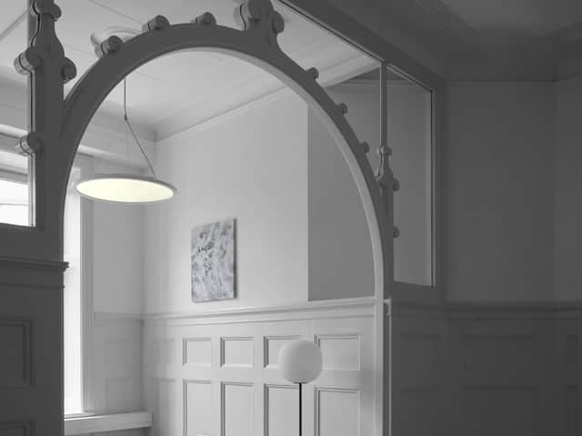 Snirkligt dekorerat valv.