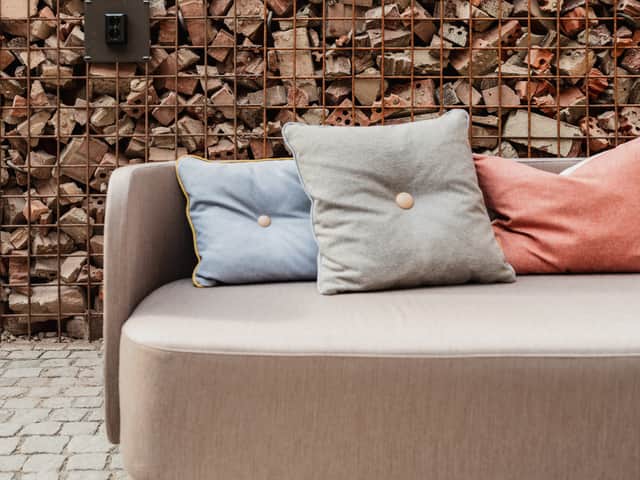 Gatsten och tegel i ett mönster på marken