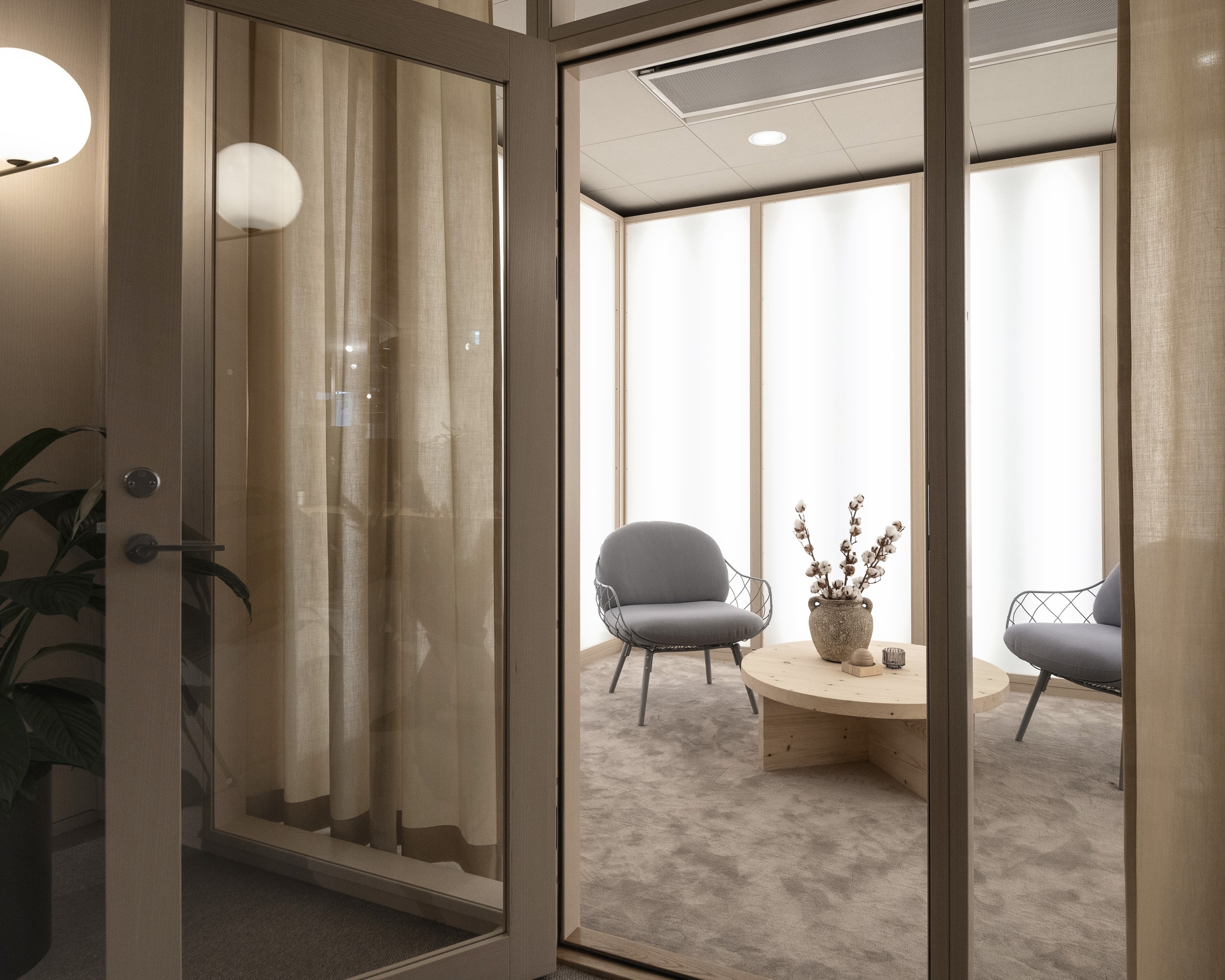 Inblick mot samtalsrum.