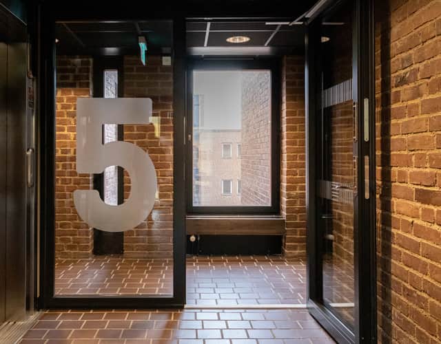 Stor femma på en glasdörr i korridor