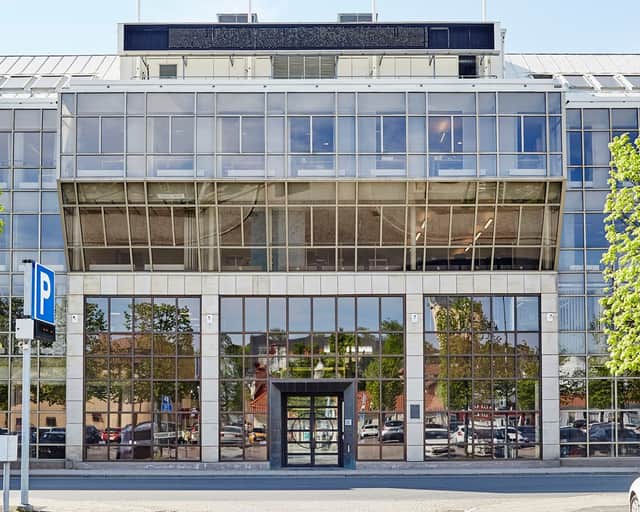 Vy över centrala Jönköping vid vattnet.