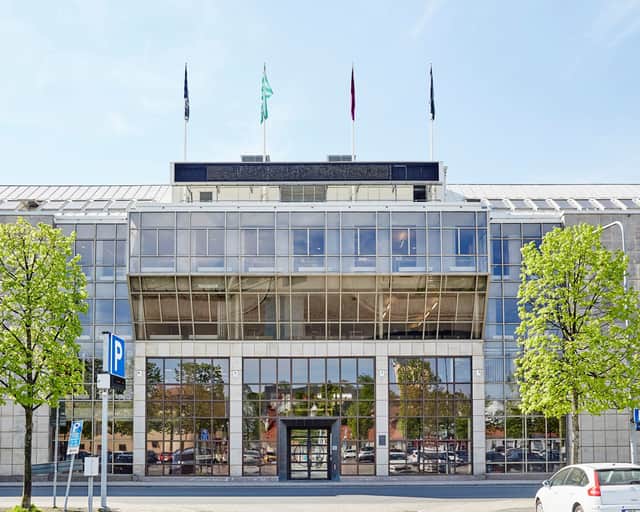 Vy över centrala Jönköping vid vattnet.