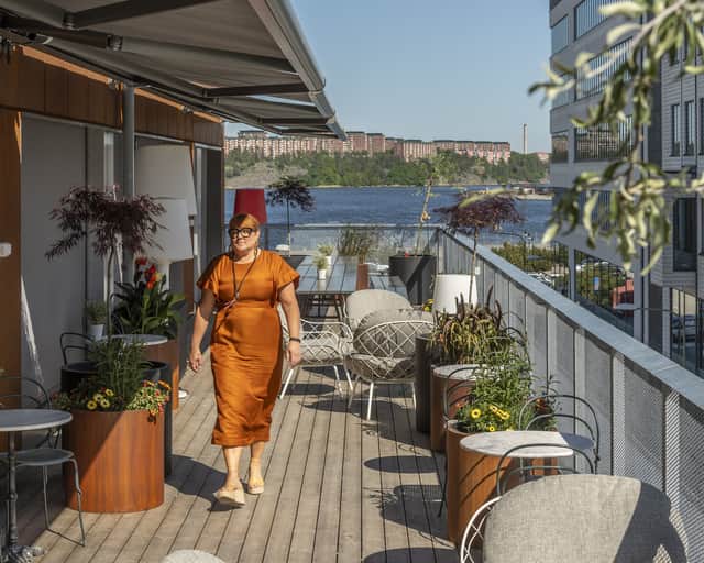 En person går på en uteplats.