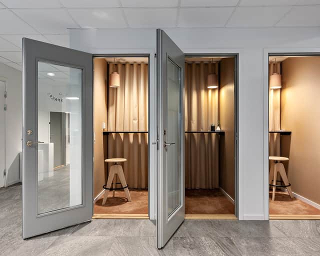 Dörrar öppna till 3 arbetsrum