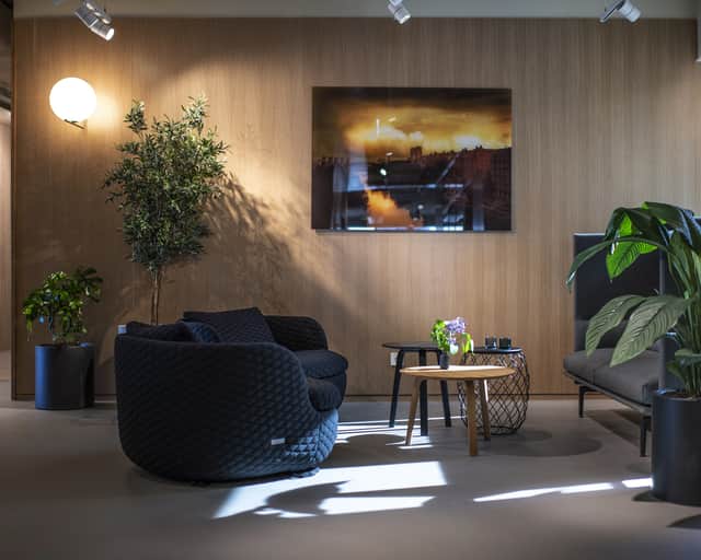 Loungeyta med mörka soffor.