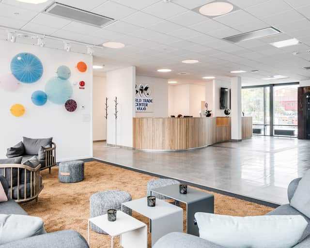 Receptionsdisk i ljust trä med World trade center på väggen.