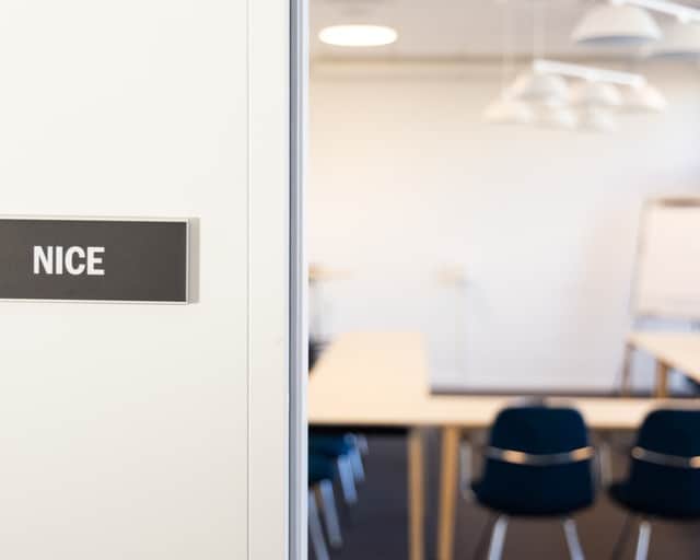 Litet konferensrum med åtta sittplatser