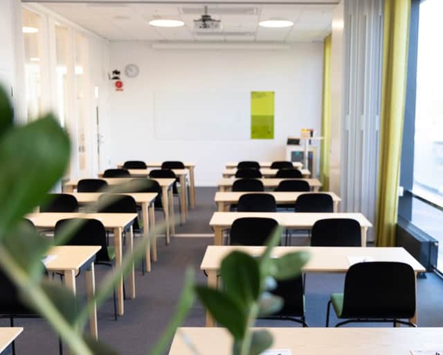 Stort konferensrum med gröna stolar