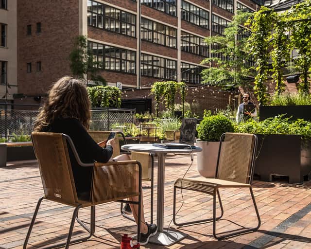 Person som sitter på en terrass.