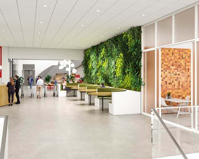 Person som sitter bakom glasdörrar.