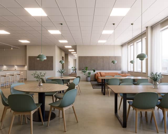 Ett rum med många bord och stolar.