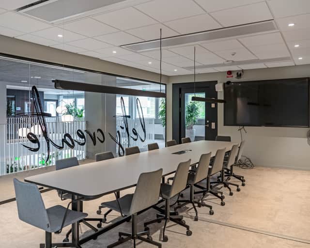 Mötesrum med långt bord.