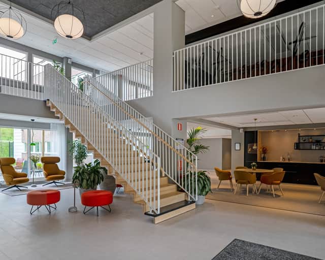 Vy över trapphuset och entrén.