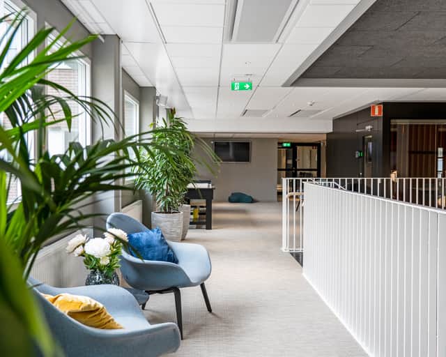 Sittplatser vid trappan.