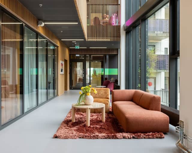 Publik yta med en växtvägg och en entré.