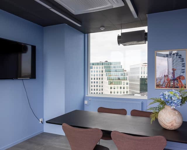 Människor i lobbyn.