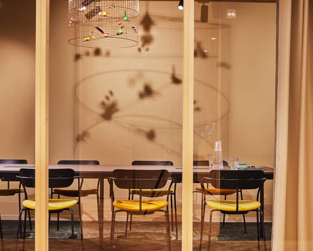 Vy in mot mötesrum.