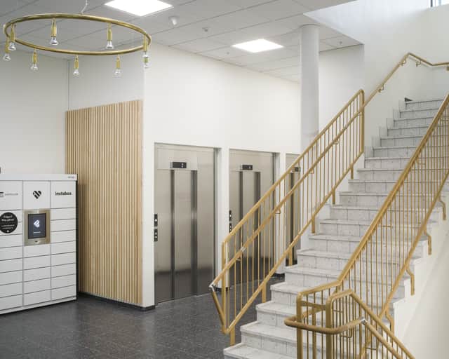 Trapphus med hissar.