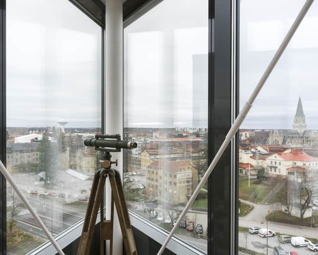 Kikare vid fönster.