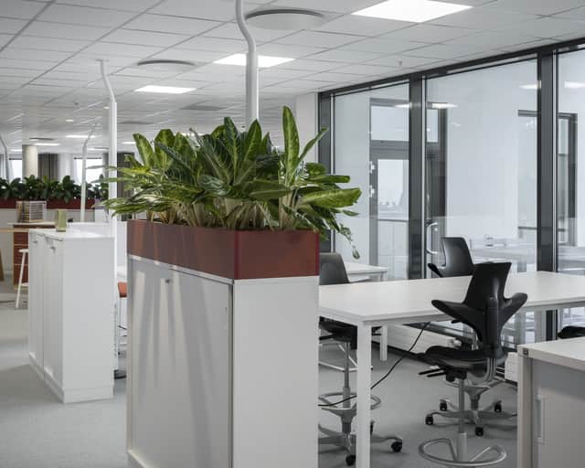 Kontorsyta med vita möbler.