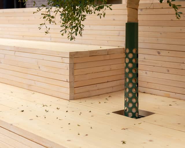 Ljust trä som sittbänkar.