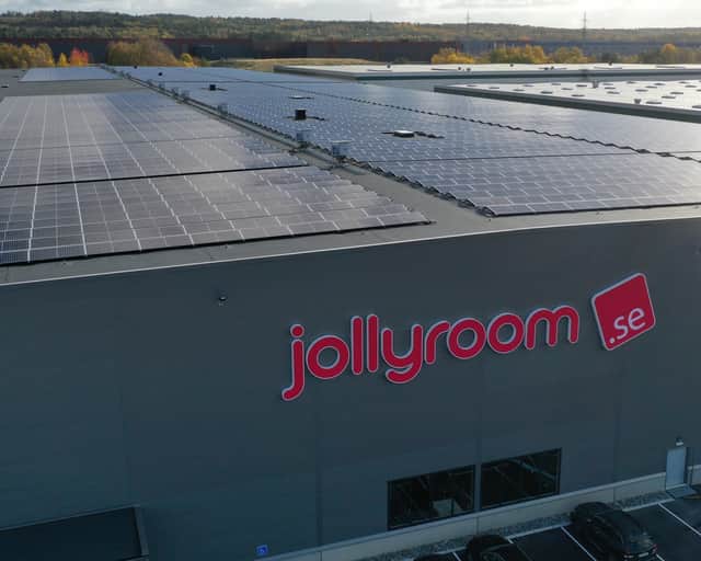 Närbild av fastighet med texten Jollyroom.