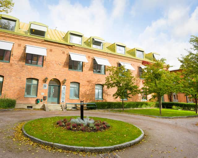 byggnad och park i kopparlunden