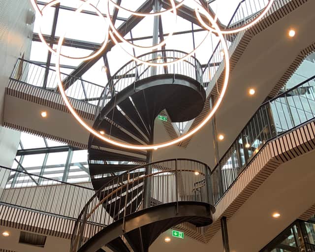 Spiraltrappa i mitten av huset.