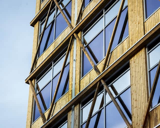 Närbild av träfasaden.