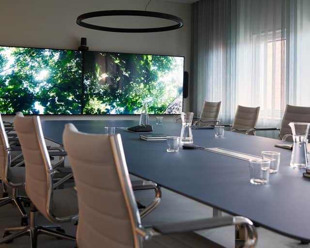Mötesrum med tv-skärm på väggen.