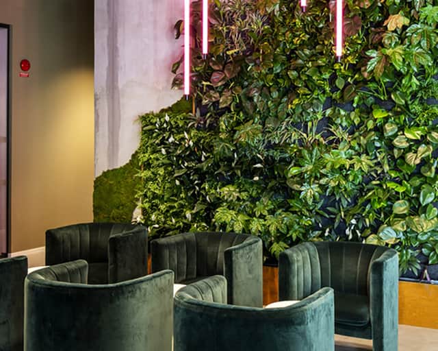 Interiörbild med grön sittgrupp.