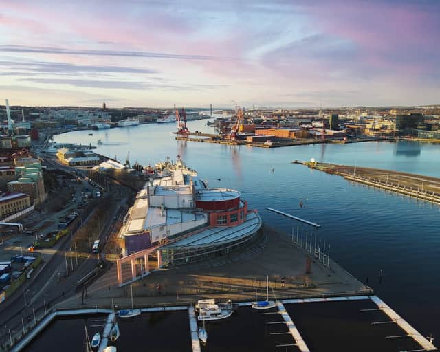 Vy över Göteborgs hamn.