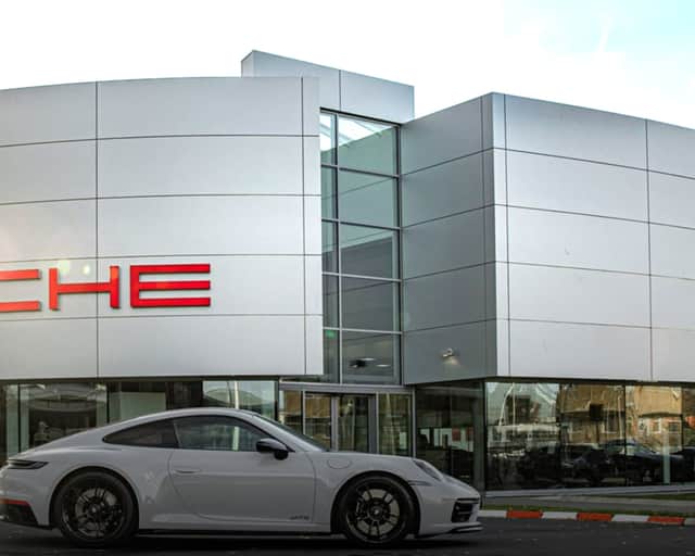 En porschebil står framför byggnaden i Jönköping