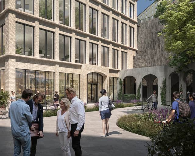 Innergård med gula sittmöbler.