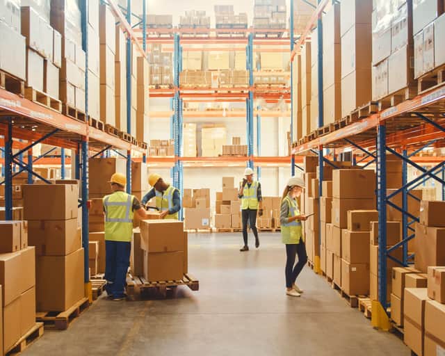Människor arbetar på lager