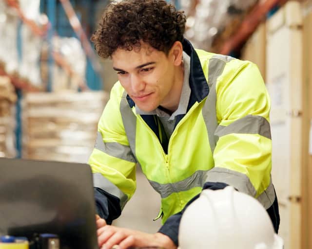 Lagerkille tittar på dator