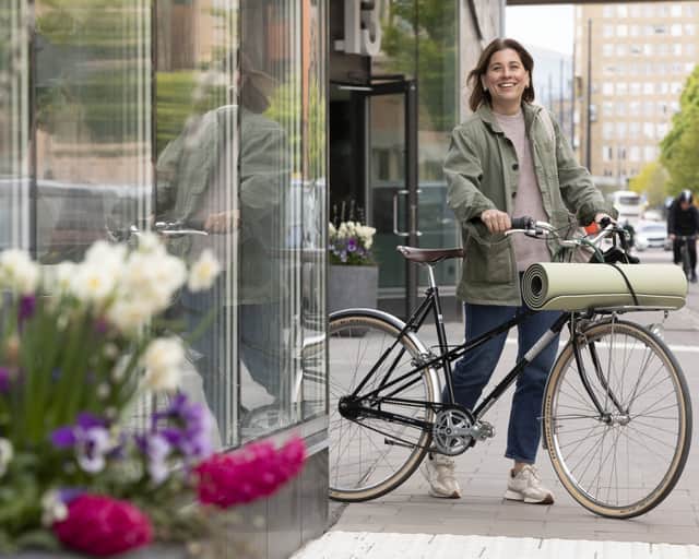 tjej leder cykel