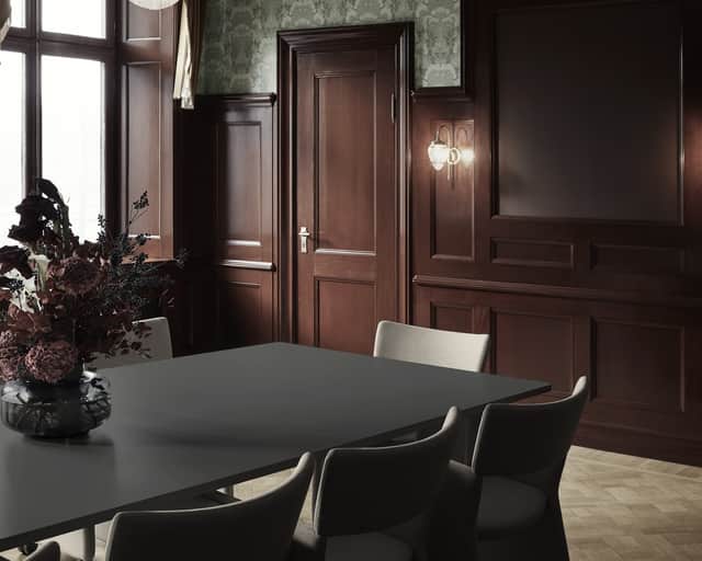 Mötesrum med mörka träpaneler.