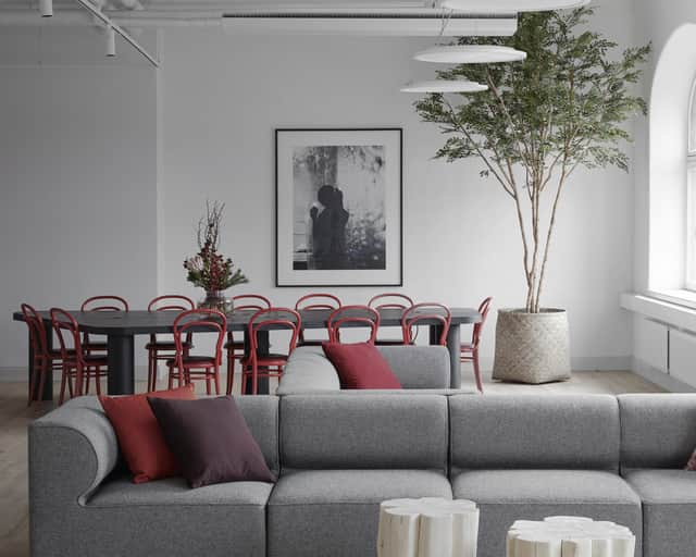 Soffa framför långt bord.