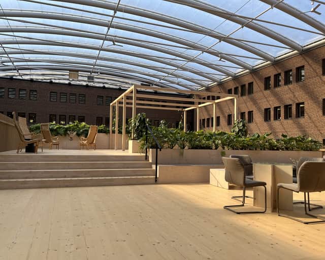 Terass i huset med ett transparent tak.