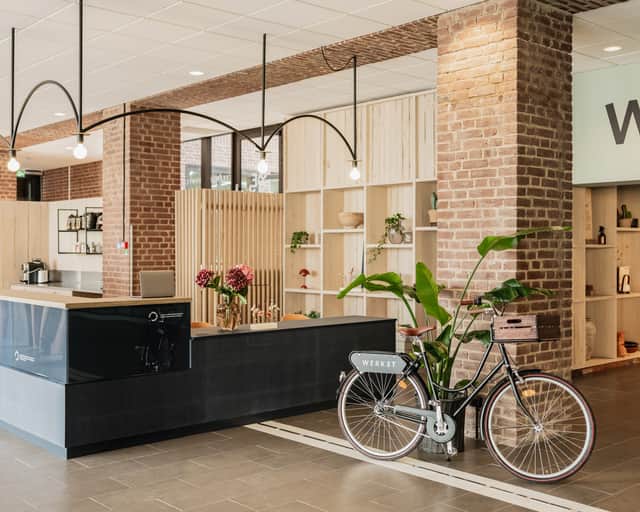 En cykel som det står Werket på står i husets Lobby