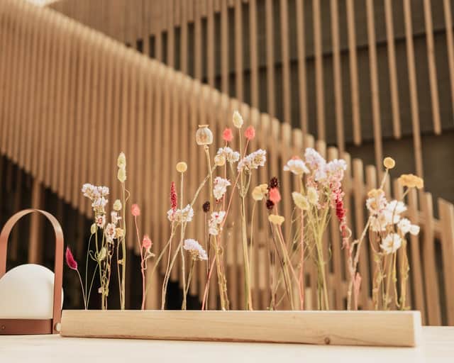 Torkade blommor på borden