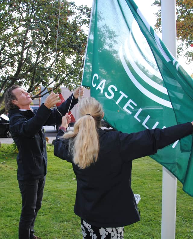 Rutger Arnhult och Anna-Karin Nyman förbereder flagga inför hissning.