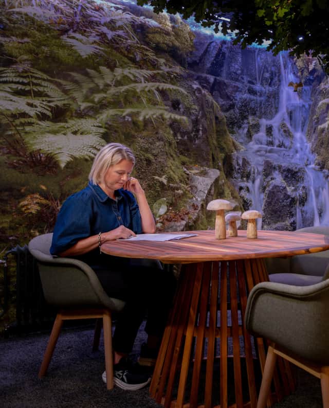 Människor samtalar i ett öppet kontorslandskap