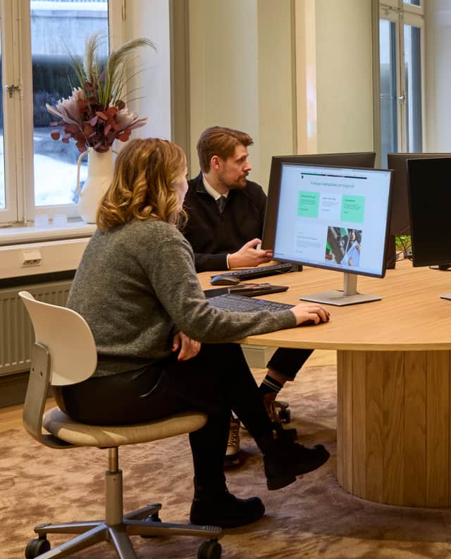 Personer arbetar vid skrivbord