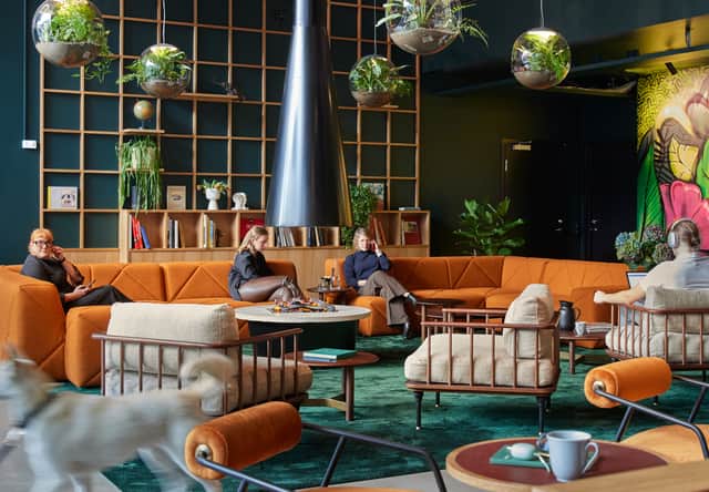 Människor som sitter i en lobby.