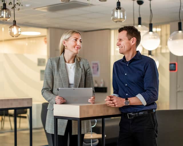 Två personer med en ipad.